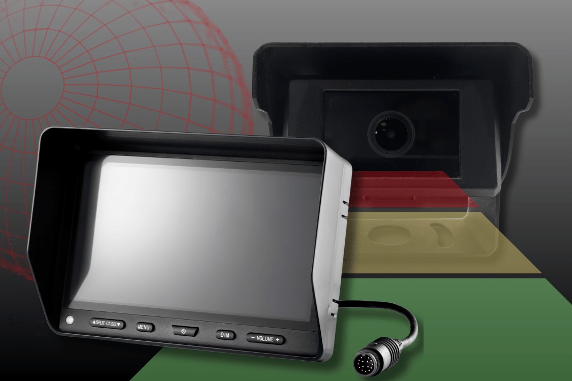 Monitor mit Bedientasten und Kabel vor Kameraobjektiv, auf Farbverlauf-Hintergrund mit geometrischen Formen und Drahtgitterkugel.