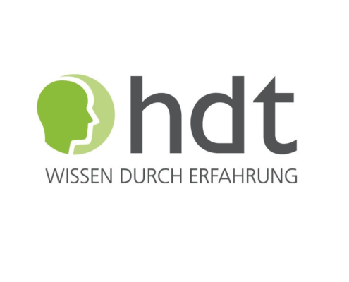 Grünes Kopf-Silhouette-Logo, darunter HDT-Buchstaben und Schriftzug "WISSEN DURCH ERFAHRUNG" auf weißem Hintergrund.